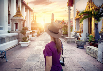 Tourist in the temple in Bangkok - obrazy, fototapety, plakaty