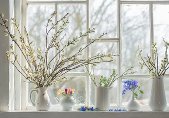 Crédence de cuisine en verre imprimé Crocus bouquet of flowers on the windowsill