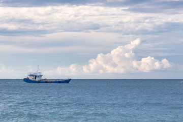 Fototapeta na wymiar boat on sea at day time