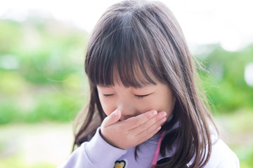 little girl get cold