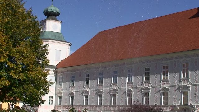 Augustiner Chorherrenstift Vorau mit Springbrunnen im Innenhof (vertikaler Kameraschwenk)