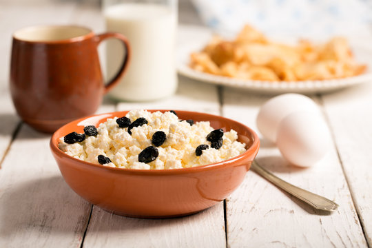 Cottage cheese with raisins and eggs