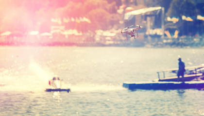 drone et bateau à moteur. Reportage photo et vidéo professionnel. filtre instagram. image créative. drone sur l& 39 eau. style rétro. effet tonifiant instagram