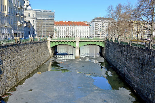 Radetzkybrücke mit teilweise zugefrorenem Wienfluss