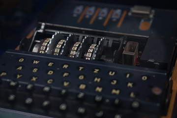 Chiffriermaschine | Enigma | Ver- und Entschlüsselung - obrazy, fototapety, plakaty