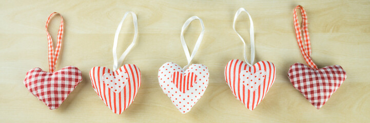 Fünf Herzen aus Stoff, Banner, Panorama