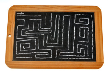 Labyrinthe dessiné sur une ardoise 