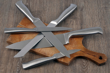 Couteaux de cuisine posés sur une planche à découper