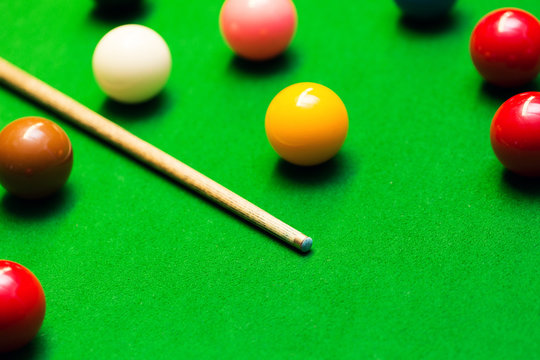 snooker balls and cue on the table