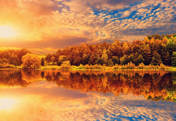 Obrazy na Szkle  fantastyczny kolorowy krajobraz. zachmurzone chmury świecące w słońcu o zachodzie słońca. malowniczy widok na jesień. naturalny twórczy obraz