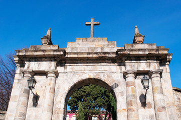 Fototapeta na wymiar Spagna, 25/01/2017: l'arco dell'ex cimitero di Bilbao, sulla Calzadas de Mallona, la scalinata costruita nel 1745 che unisce la città vecchia alla Basilica di Begona