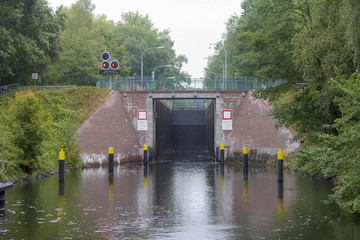 Schleuse mit Schleusentor für Schifffahrt