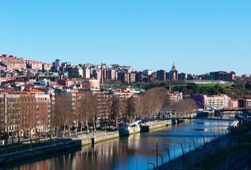Paesi Baschi, Spagna, 25/01/2017: lo skyline di Bilbao e il fiume Nervion con vista sul Zubizuri, il ponte bianco o il ponte di Campo Volantin di Santiago Calatrava