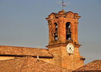Malerische Kirche auf einem Weinberg im Piemont