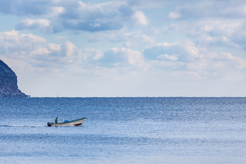 漁場に向かう漁船　/　函館湾＿冬
