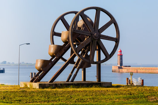 Bremerhaven, der Eimerkettenbagger (Oberturas) an der Geeste-M&uuml;ndung in die Weser. Oktober 2016. 
