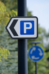 Direction sign pointing the way to public car or vehicle parking