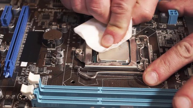  Wiping a Processor from the Old Thermal Grease
