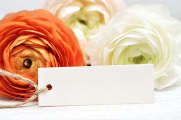 Blumen mit Geschenkanhänger