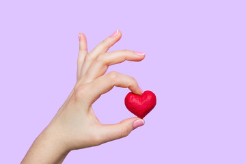 Obraz premium A girl holding a heart in his hands.