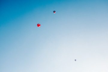 Heißluftballons am blauen Himmel