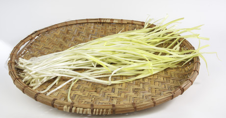 Obraz premium Yellow leek on a bamboo basket