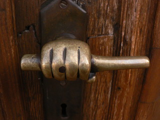 alter türöffner, die hand am griff