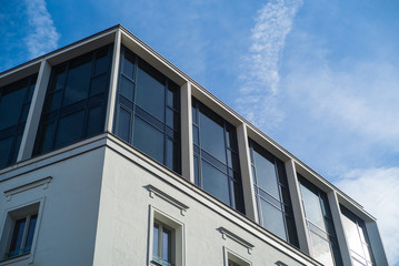 Luxuswohnung mit Glasfronten unter blauem Himmel