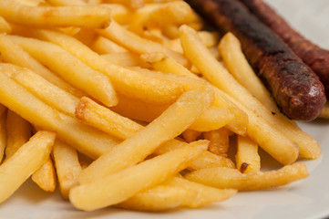 frites merguez dans une assiette