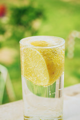 Limonada fría en vaso de cristal