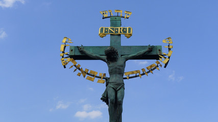 Kreuz auf der Karlsbrücke in Prag