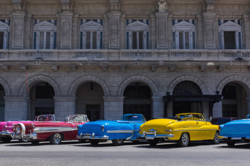 Farbenfrohe amerikanische Oldtimer parken in der Mitte auf der Hauptstraße von Havanna Kuba - Serie Kuba Reportage