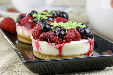 Mini-Käsekuchen mit Beeren