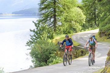 entspannte Radfahrer am Silsersee nahe des Maloja-Passes