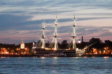Obraz premium Lamps, Russia, Petersburg, rope, yacht, boat, ship, sailing vessel, deck, hold, people, beauty, sparks, water, gulf, river, waves, flag, dish, table, tangerine, gloss, segment, kitchen, banana, drink,