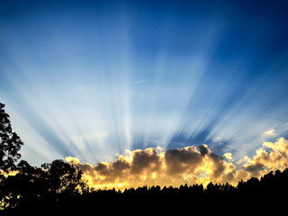 Sun breaking trough clouds, Sonnenstrahlen Wolken