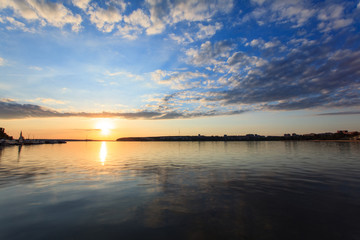 Obraz premium sunset over the town pond