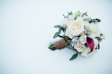 Obraz na płótnie Canvas Beautiful stylish wedding bouquet on the snow