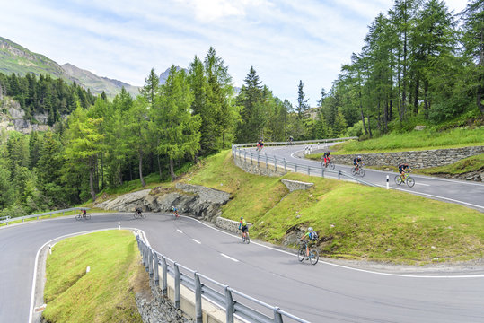 Radsportler fahren eine Passstraße abwärts