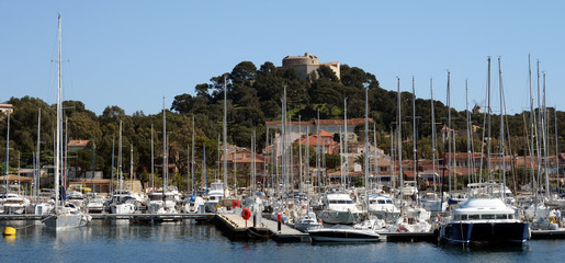 Fototapeta na wymiar Panorama vom Hafen und Fort der Insel Poquerolles