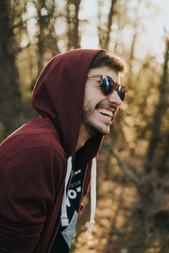 Chico Con Gafas Feliz 