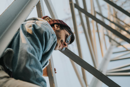 Chico mirando des de la antena