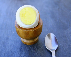 oeuf dur dans coquetier sur ardoise 