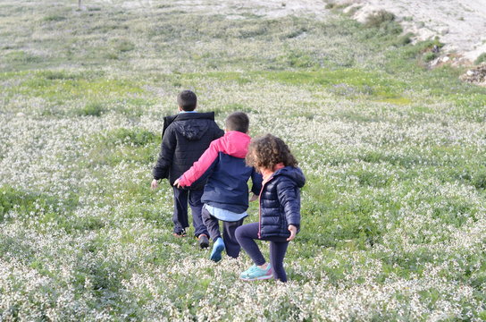 NI&Ntilde;OS CORRIENDO POR EL CAMPO