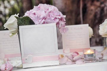 dettaglio di segna posto in un elegante tavolo arricchito di fiori