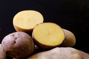 cumulo di patate rosse e gialle tagliate