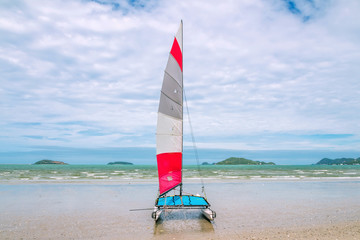 Fototapeta premium Sail boat on tropical beach with blue water background