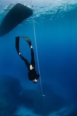 Photo sur Plexiglas Plonger Freediver descending down a line