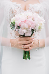 Obraz na płótnie Canvas beautiful wedding bouquet with gentle flowers in bride's hands