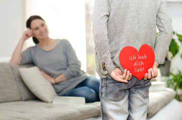Kind schenkt Mutter ein Herz